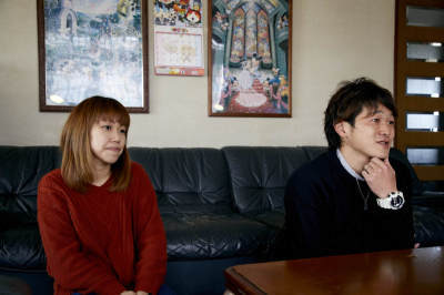 ソファに腰掛けて話す横田さんご夫婦の写真