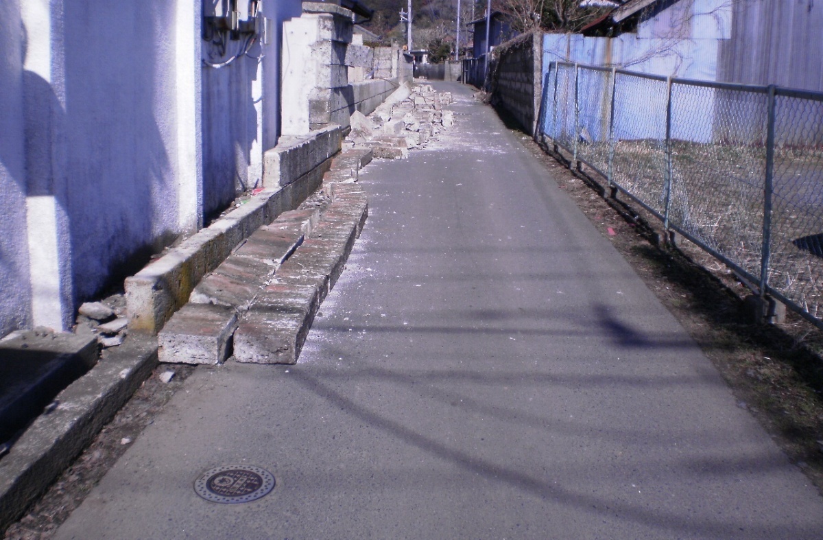 東日本大震災発生時、倒壊したコンクリートブロック塀