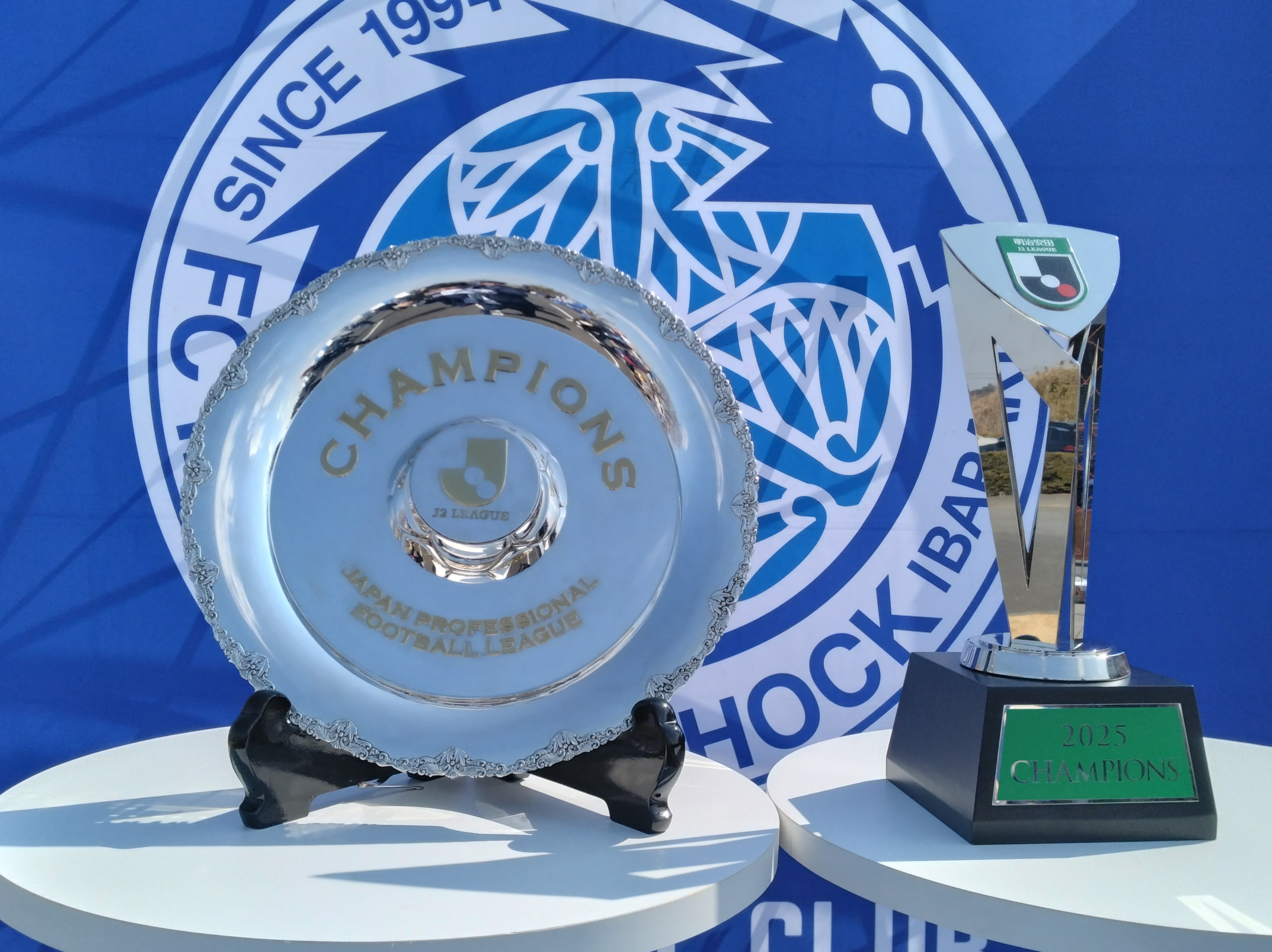 優勝シャーレと優勝記念トロフィー